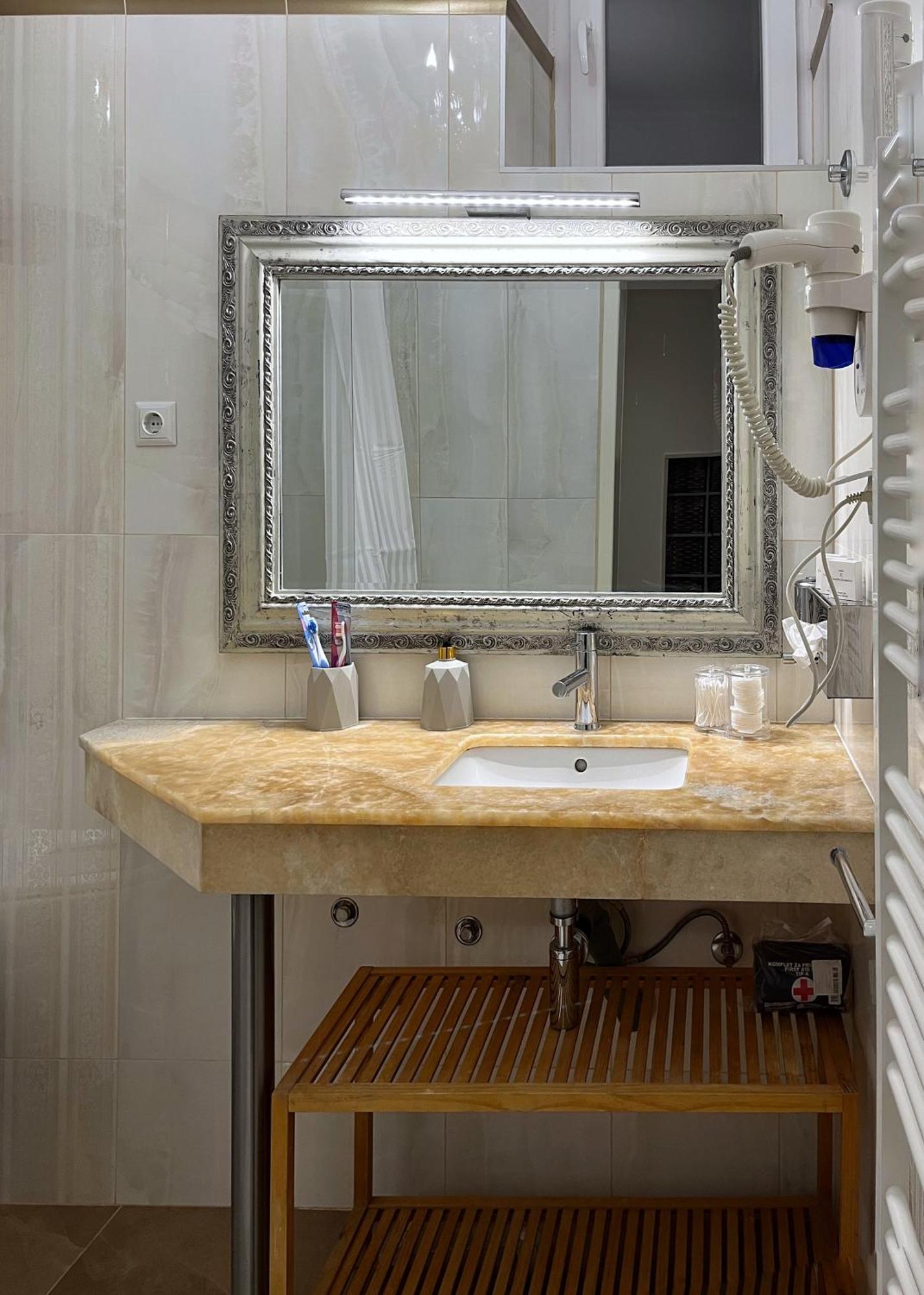 Main Street Retreat Apartment With Free Parking Sarajevo Luaran gambar